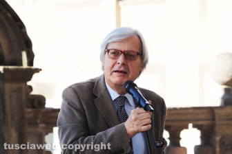 Viterbo - Vittorio Sgarbi all'inaugurazione della mostra su Michelangelo al museo dei Portici