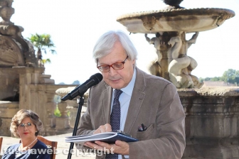 Viterbo - Vittorio Sgarbi all'inaugurazione della mostra su Michelangelo al museo dei Portici