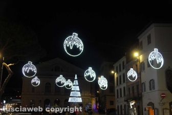 Viterbo - L'albero di Natale in piazza del Teatro