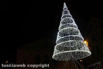 Viterbo - L'albero di Natale in piazza del Teatro