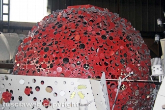 Nel capannone delle macchine