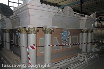 Nel capannone delle macchine