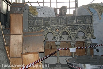 Nel capannone delle macchine