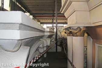 Nel capannone delle macchine