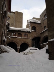 Viterbo Palazzo degli Alessandri con Suv - Sandro Cantoni