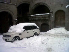 Viterbo Palazzo degli Alessandri con Suv - Sandro Cantoni