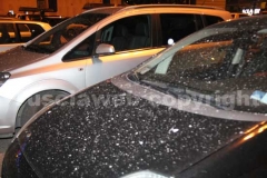 Le auto coperte di carta incenerita