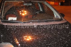 Le auto coperte di carta incenerita
