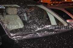 Le auto coperte di carta incenerita