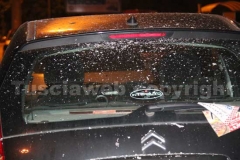 Le auto coperte di carta incenerita