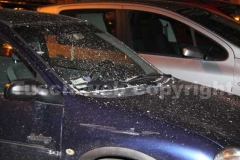 Le auto coperte di carta incenerita