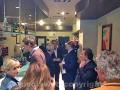 Zingaretti prende il caffè a piazza delle Erbe