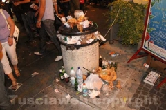 La notte bianca - Neppure i secchi per l\'immondizia giusti