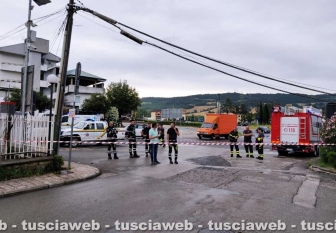 Nubifragio a Orte - Crolla un palo della linea telefonica alla rotatoria dell'autostrada