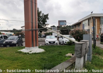 Nubifragio a Orte - Crolla un palo della linea telefonica alla rotatoria dell'autostrada