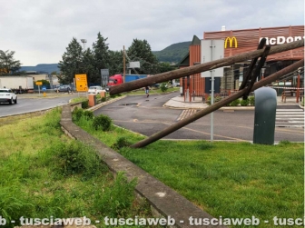 Nubifragio a Orte - Crolla un palo della linea telefonica alla rotatoria dell'autostrada