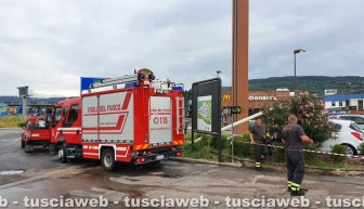 Nubifragio a Orte - Crolla un palo della linea telefonica alla rotatoria dell'autostrada