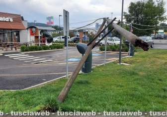 Nubifragio a Orte - Crolla un palo della linea telefonica alla rotatoria dell'autostrada