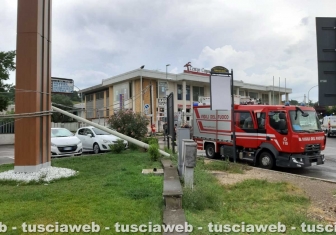 Nubifragio a Orte - Crolla un palo della linea telefonica alla rotatoria dell'autostrada