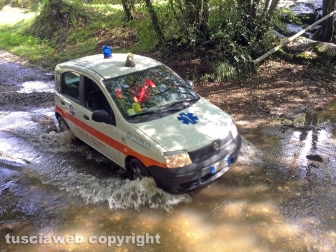 La-vettura-dei-Cavalieri-del-Soccorso-mentre-guada-il-torrente-Martelluzzo
