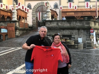 Silvio-Cappelli-consegna-la-maglietta-a-Anna-Taddei