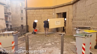 Viterbo - Nuovo sgombero a San Faustino - Gli operai con la tavola per chiudere la porta