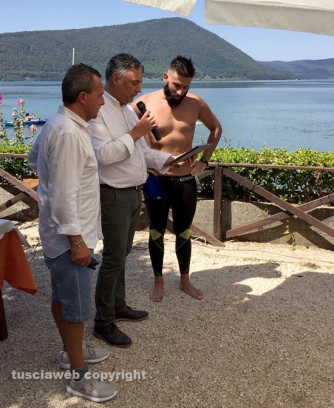 Ronciglione - Circumnavigazione del lago di Vico - Umberto Casani all\'arrivo, premiato dal sindaco Sandro Giovagnoli