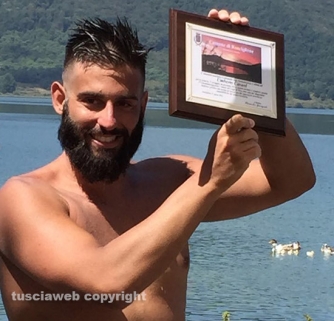 Ronciglione - Circumnavigazione del lago di Vico - Umberto Casani all'arrivo, premiato dal sindaco Sandro Giovagnoli