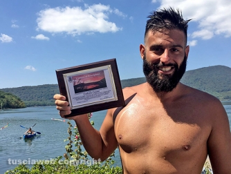 Ronciglione - Circumnavigazione del lago di Vico - Umberto Casani all\'arrivo, premiato dal sindaco Sandro Giovagnoli