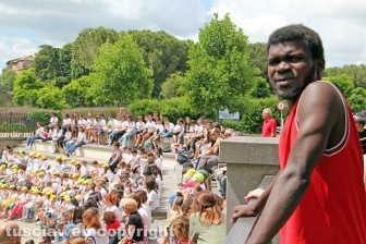 Oltre 250 ragazzi in piazza per rispettare l'ambiente