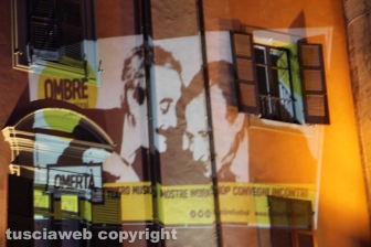La prima serata di "Ombre festival" - I volti di Falcone e Borsellino sulla facciata della prefettura