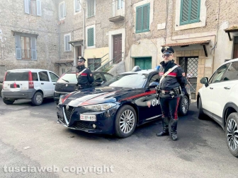 Caprarola - I carabinieri di fronte la casa del presunto omicida