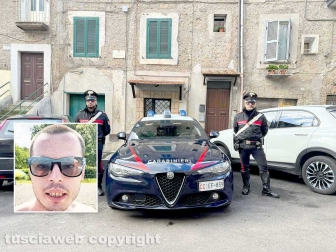 Caprarola - I carabinieri di fronte la casa del presunto omicida - Nel riquadro Ian Patrick Sardo
