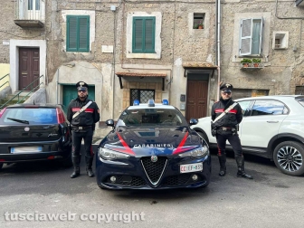 Caprarola - I carabinieri di fronte la casa del presunto omicida