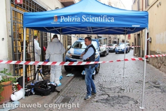 Viterbo - I rilievi della polizia scientifica al negozio Fedeli di via San Luca
