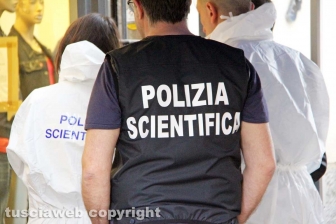 Viterbo - I rilievi della polizia scientifica al negozio Fedeli di via San Luca