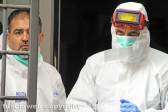Viterbo - I rilievi della polizia scientifica al negozio Fedeli di via San Luca