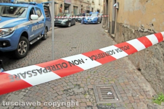 Viterbo - I rilievi della polizia scientifica al negozio Fedeli di via San Luca
