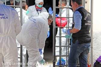 Viterbo - I rilievi della polizia scientifica al negozio Fedeli di via San Luca