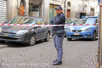 Viterbo - I rilievi della polizia scientifica al negozio Fedeli di via San Luca