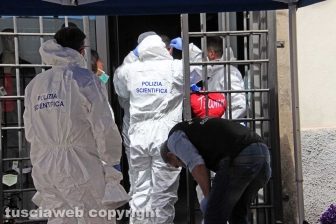 Viterbo - I rilievi della polizia scientifica al negozio Fedeli di via San Luca