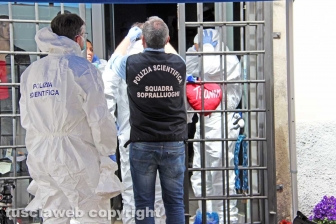 Viterbo - I rilievi della polizia scientifica al negozio Fedeli di via San Luca