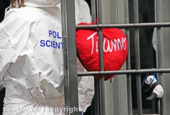 Viterbo - I rilievi della polizia scientifica al negozio Fedeli di via San Luca