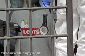 Viterbo - I rilievi della polizia scientifica al negozio Fedeli di via San Luca