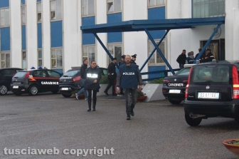 Viterbo - Omicidio in via San Luca - Carabinieri e polizia - Michael Aaron Pang viene portato in caserma