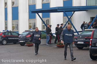 Viterbo - Omicidio in via San Luca - Carabinieri e polizia - Michael Aaron Pang viene portato in caserma