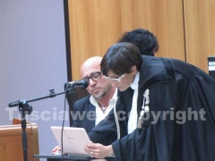 L\'avvocato Sensini mostra a Vincenzi i video trovati nella macchinetta fotografica di Marcella