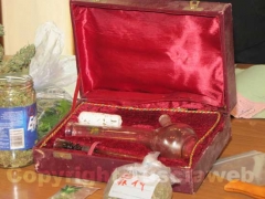 Una pipa ad acqua, per fumare marijuana nell\'azienda agricola