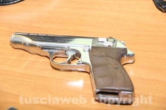 Una delle pistole usate dai rapinatori