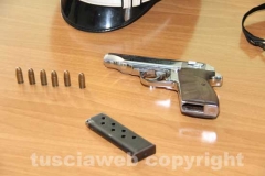 Una delle pistole usate dai rapinatori